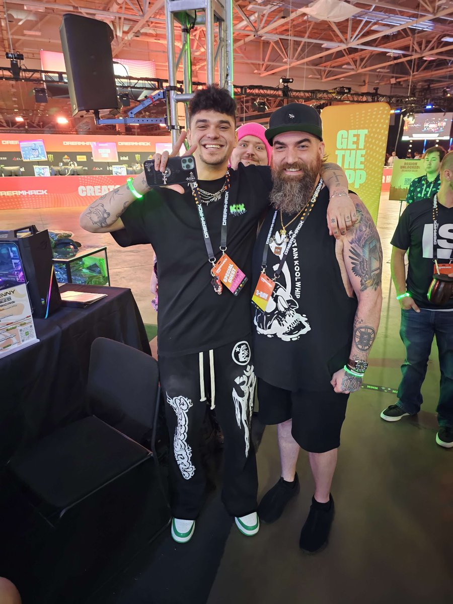 flufftopher's tweet photo. we got @KaptainWhip and @DubzMusic (and me in the background) https://t.co/hwZA5T7dD1