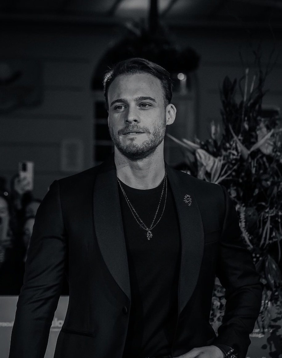 Kerem Bürsin, 37 yaşında 🥂
İyi ki doğmuş 🤍