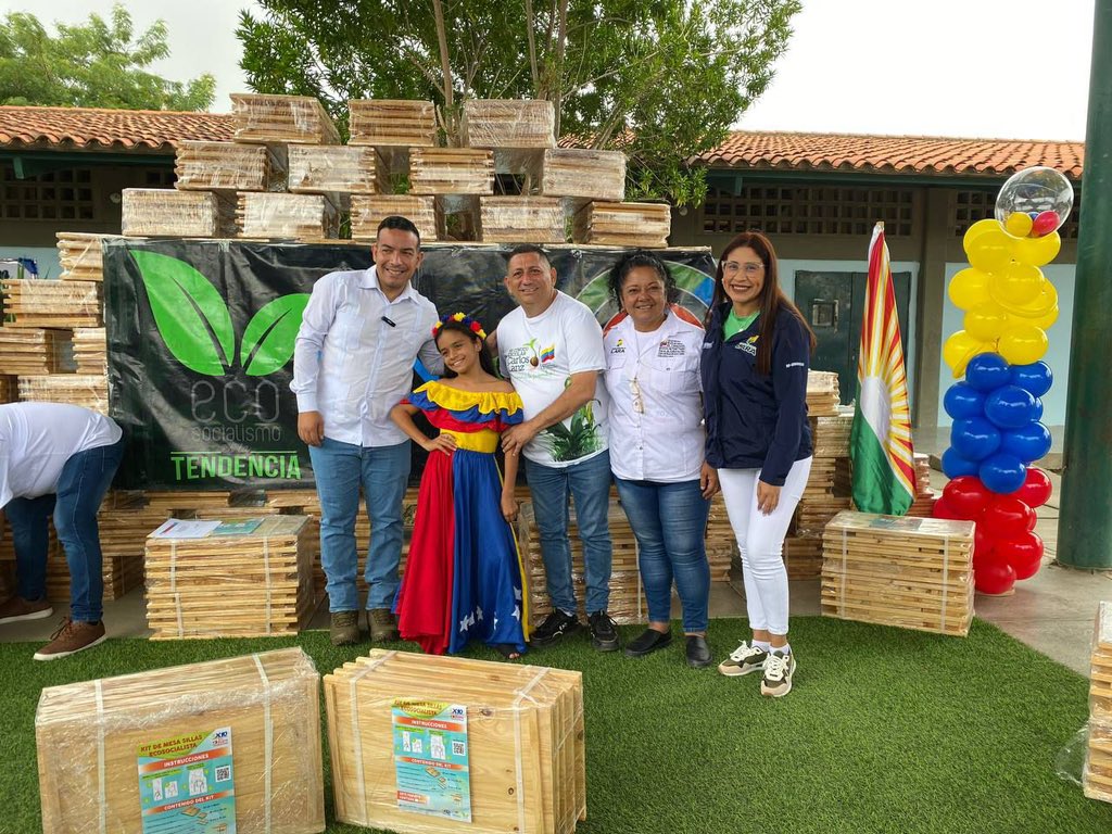 AdolfoP_Oficial's tweet photo. #3Jun El Ministro del Poder Popular para el Ecosocialismo @JosueLorcaV y la Autoridad Única de Educación en el estado Lara Eleamer Elkatrib, realizaron la entrega de 4.000 kits de mesa sillas ecosocialista a 18 centros educativos en la E.B “Belén María Sanjuán” ubicada en la parroquia Guerrera Ana Soto, municipio Iribarren. 

Una iniciativa que mejora las condiciones educativas de los estudiantes y promueve espacios más cómodos para su desarrollo académico.
