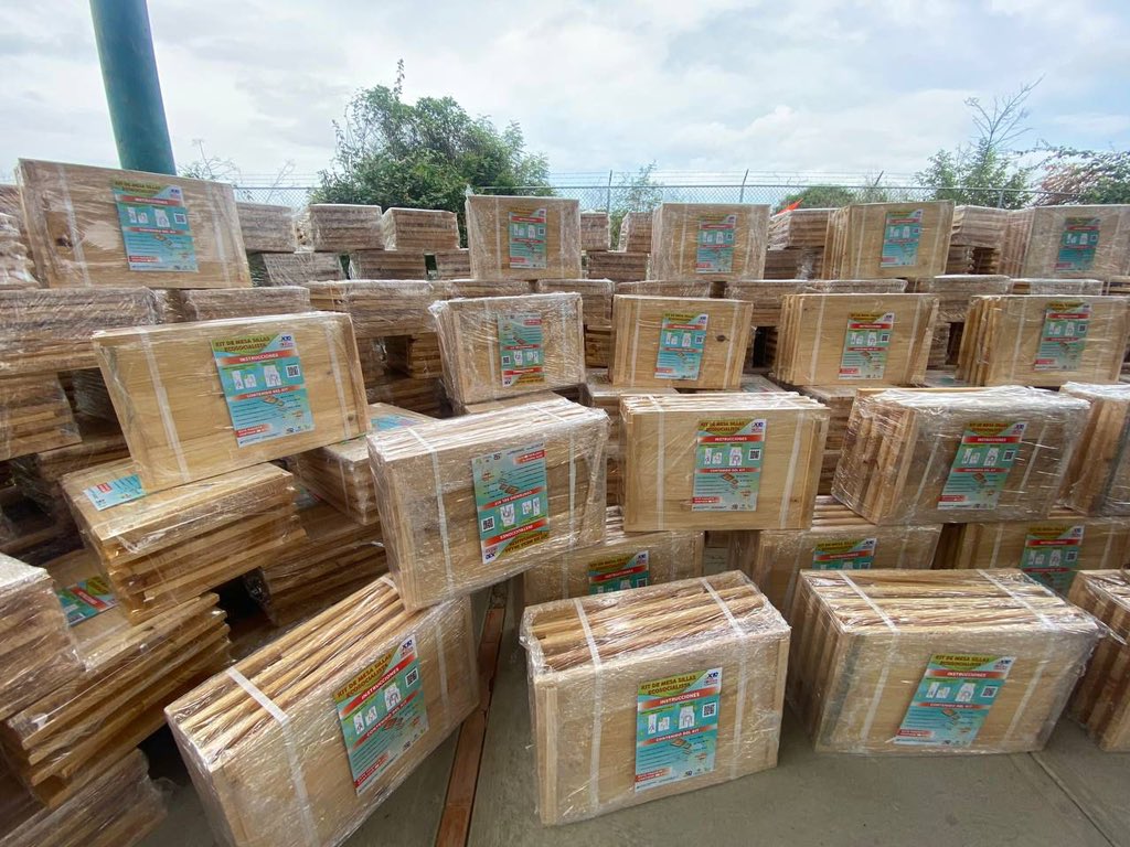 AdolfoP_Oficial's tweet photo. #3Jun El Ministro del Poder Popular para el Ecosocialismo @JosueLorcaV y la Autoridad Única de Educación en el estado Lara Eleamer Elkatrib, realizaron la entrega de 4.000 kits de mesa sillas ecosocialista a 18 centros educativos en la E.B “Belén María Sanjuán” ubicada en la parroquia Guerrera Ana Soto, municipio Iribarren. 

Una iniciativa que mejora las condiciones educativas de los estudiantes y promueve espacios más cómodos para su desarrollo académico.