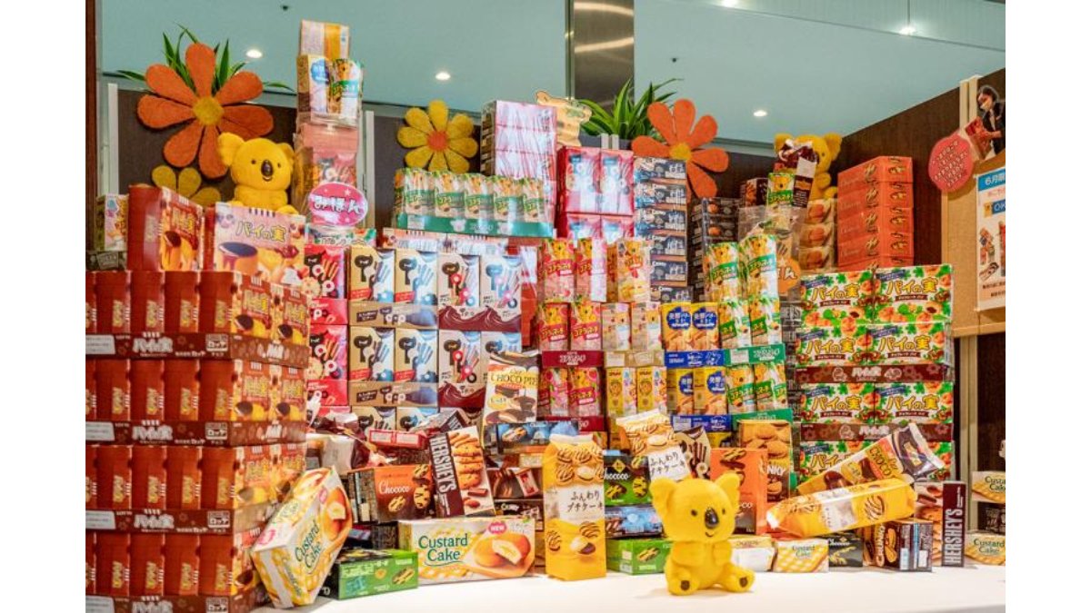 whitewith_19's tweet photo. 「コアラのマーチ」の特別ルームの「ホテル。この客室は、お菓子の国に迷い込んだかのような魅力的なデザインです。4階のレストランで提供される「ガーナチョコレート」のドリンクや「コアラのマーチ」型パンケーキを食べたら幸せの気分になること間違いない。この体験ができるホテルの名前は、⇓ https://t.co/S34MxMLciq