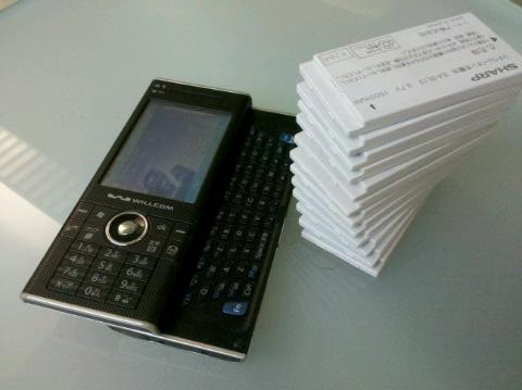 kani7's tweet photo. スマホの電池って裏蓋を手で開けて交換できる方式に戻らないかな...
この運用だと、充電ケーブルを繋ぎっぱなしにしなくても、30秒程で満充電状態に戻るのですよw https://t.co/olo1JmKGEU