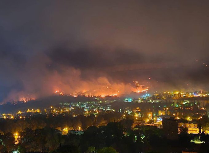sofiafonsoferre's tweet photo. Cidades no Norte de Israel em chamas provocadas por rockets do Hezbollah. Desde o 7 de Outubro que o ataque à zona é constante. Sabem o número de deslocados dentro de Israel? Não aparece nas notícias. O Hezbollah está a candidatar-se a desaparecer do mapa como o Hamas e Beirute a seguir a Rafah. Depois lá aparecem os olhinhos de todos os ceguinhos e o cease fire now e os queers for Lebanon e tudo a berrar genocídio e holocausto enquanto o Sousa Tavares emerge dos túneis da II Guerra e a Mortágua pede mais umas moedinhas para continuar a luta contra o capitalismo sionista.