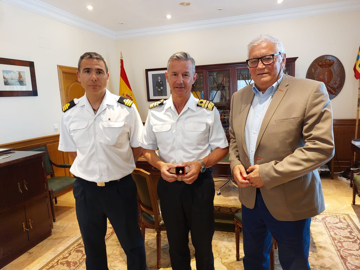 En el día de hoy, Presidente y Vicepresidente Ejecutivo han visitado al Almirante Jefe del Arsenal de Cartagena y Presidente Honorario de la Agrupación de San Pedro Apóstol, Excmo. Sr Vicealmirante D. Alejandro Cuerda Lorenzo, para hacer entrega de la insignia de oro sampedrista.