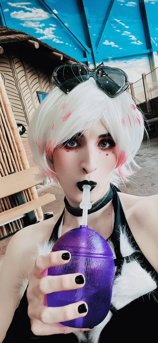 VideoGameBrat's tweet photo. Angel Dust is out and about enjoying a nice vacation the only way he knows how. #HAZBINHOTEL #collosalcon #cosplay https://t.co/J4XgukDXQI