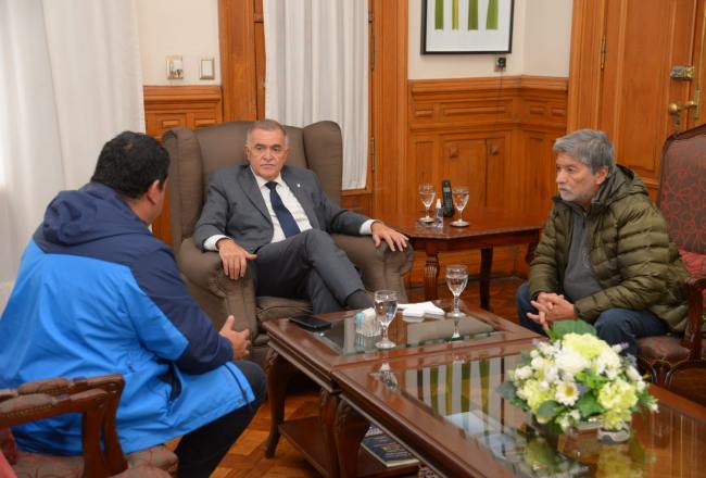 El secretario general de la FOTIA, Roberto Palina y demás dirigentes se reunieron con el Gdor <a href="/OsvaldoJaldo/">Osvaldo Jaldo</a>, allí le expuso la situación de la negociación salarial del sector, las necesidades inmediatas, se le solicitó intervención de diálogo para allanar el camino y