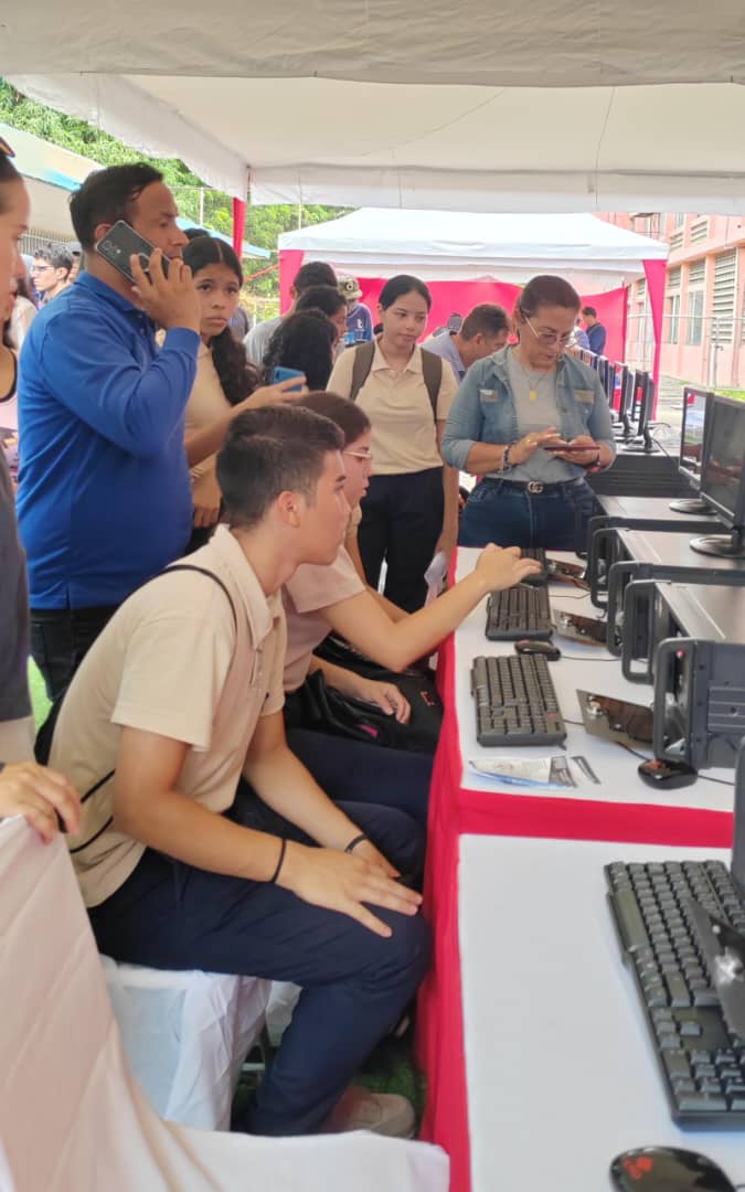 AndyPrensa's tweet photo. #AlDía | La Feria de Oportunidades de Estudio llegó al Estado Aragua para mostrar todas las posibilidades universitarias al alcance de los jóvenes y prepararlos para dar el siguiente paso hacia tu formación académica.

#SanciónCero

@NicolasMaduro @sandraoblitasr @GobiernoAragua_ https://t.co/Py4PDs87rf