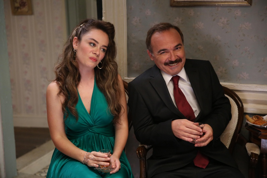 dizianaIiz's tweet photo. 🔥 Gülse Birsel, merakla beklenen müjdeyi verdi:

''Dizi yapacağım ama dijitale mi televizyona mı belli değil, karar vermem gerekiyor. Bir yandan Aile Arasında 2'yi de yazıyorum. Demet Evgar'ın takvimine göre filmi çekeceğiz.'' https://t.co/oUAtEZD3LW
