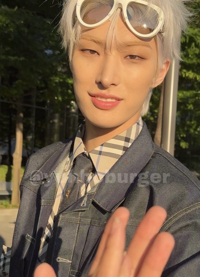 mingifeeds's tweet photo. i’d stare at him forever https://t.co/0Enzqj9K0b
