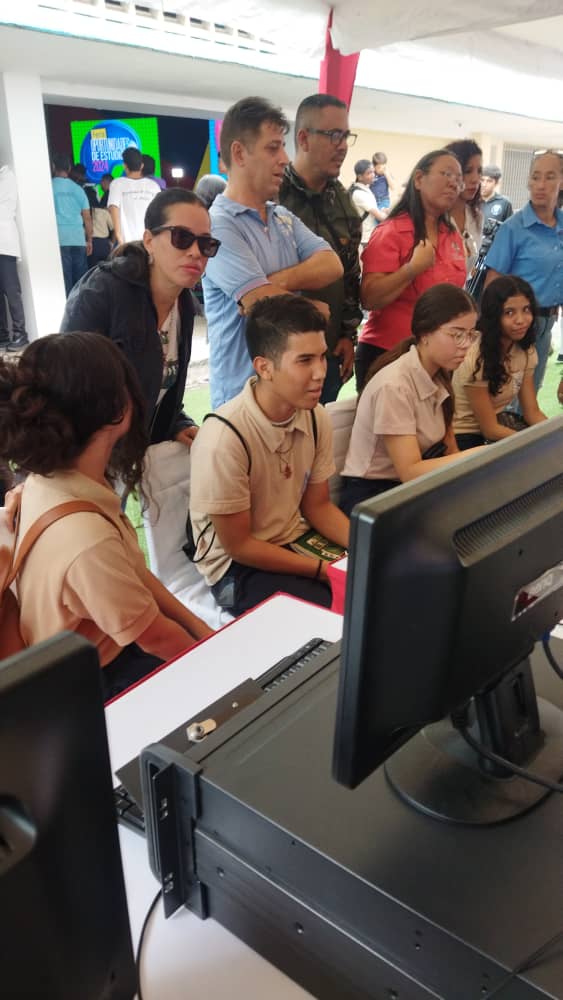 AndyPrensa's tweet photo. #AlDía | La Feria de Oportunidades de Estudio llegó al Estado Aragua para mostrar todas las posibilidades universitarias al alcance de los jóvenes y prepararlos para dar el siguiente paso hacia tu formación académica.

#SanciónCero

@NicolasMaduro @sandraoblitasr @GobiernoAragua_ https://t.co/Py4PDs87rf