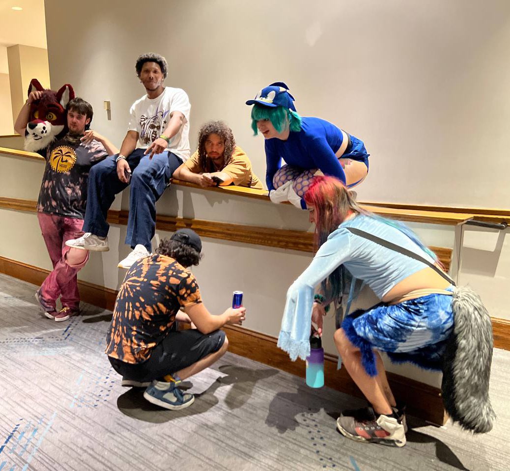 Stratosfur was such a silly, laidback con 🤍 I love my friends so much c: 

PLUSS I finally found ears that match woof!!! 
📸: <a href="/RigelDerg/">Rigel</a>
