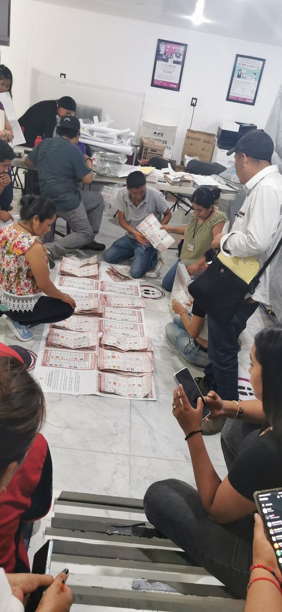 Arena_r's tweet photo. La jornada electoral se llevo con toda calma en en distrito 05 #Tlapa  ahora seguimos con la captura de actas y y el prep https://t.co/nGtwaXUPXm