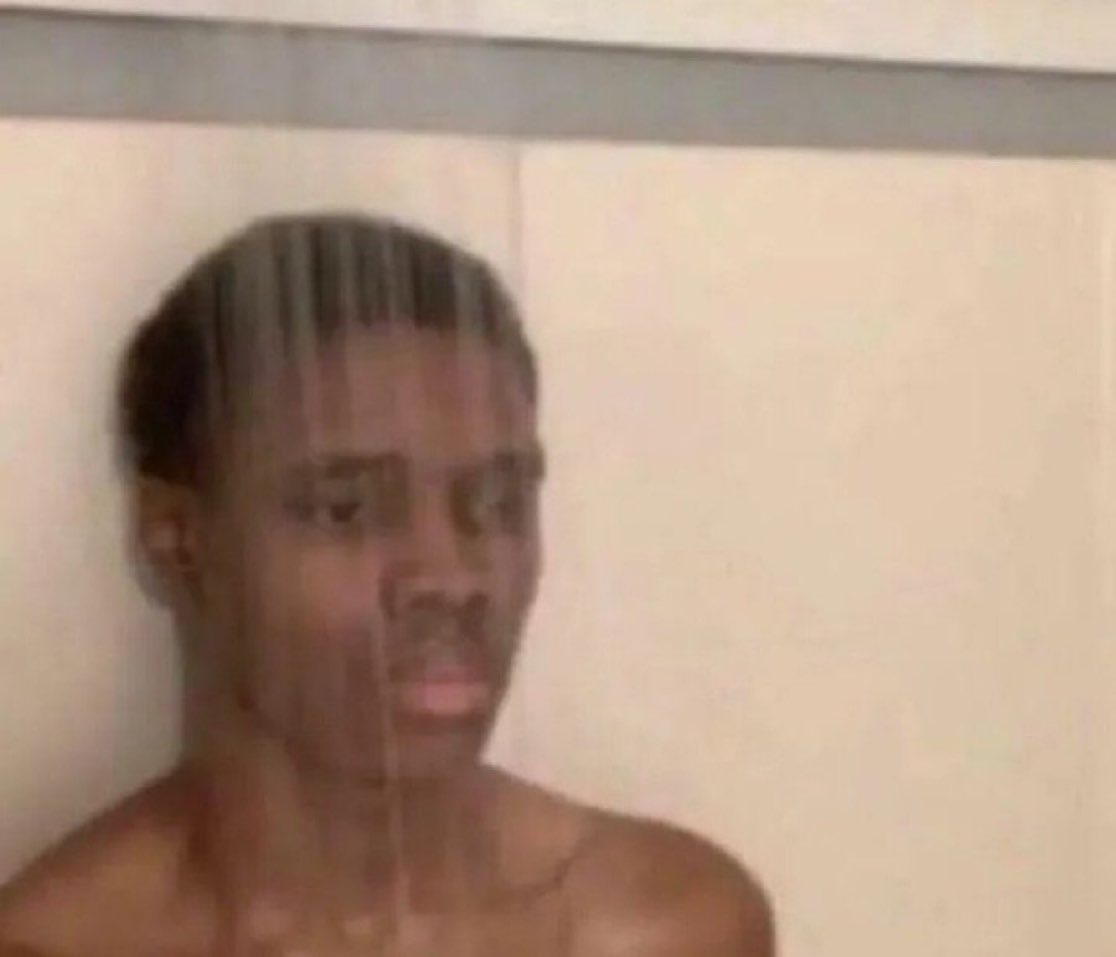 yo bañándome sin música