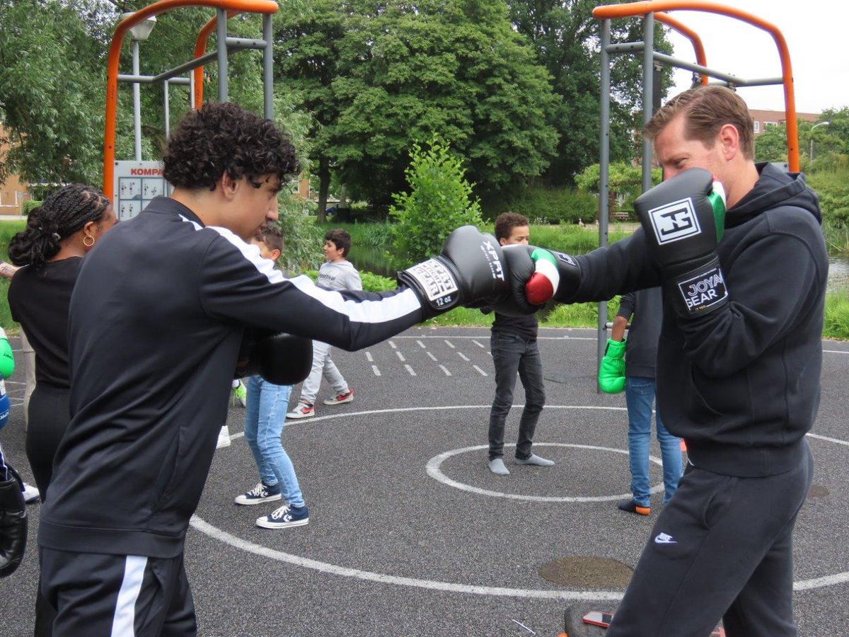 JeffreyKeus's tweet photo. Het is de #WeekvandeMentaleGezondheid. Een onderwerp dat aandacht verdient want helaas lopen veel jongeren met psychische klachten.
Sporten en bewegen hebben een positieve invloed op mentaal welzijn. Bijv door samen te boksen zoals ik vanmiddag met leerlingen vd #Driemaster🥊 https://t.co/MMuWkjhqo2