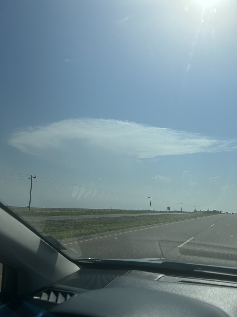 TheWeatherDad's tweet photo. Um, did someone misplace their anvil? It seems to have lost its parent updraft. #orphananvil #someonecallDHS https://t.co/6OLhdYBph7