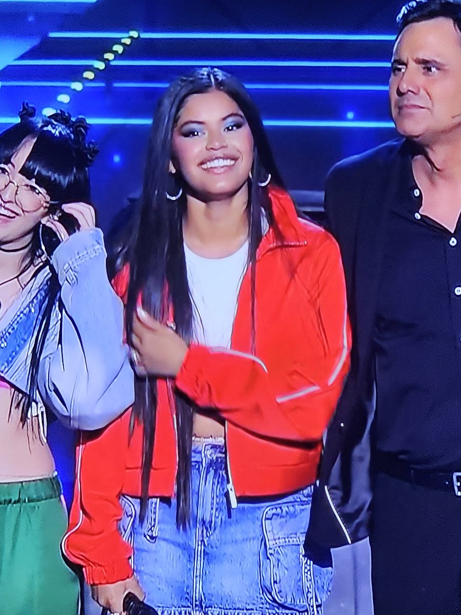 Yo solo quiero saber de donde es esa chaqueta. Ayuda. 🥺🥺