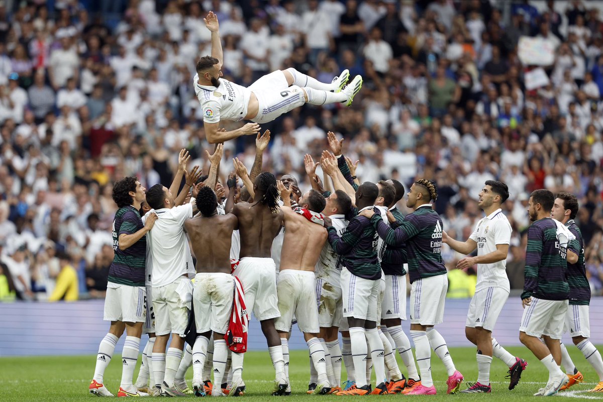 ActuFoot_'s tweet photo. Il y a 1 an jour pour jour, Karim Benzema disputait son dernier match avec le Real Madrid. 😢🤍👋 https://t.co/1pTVoJgIC8