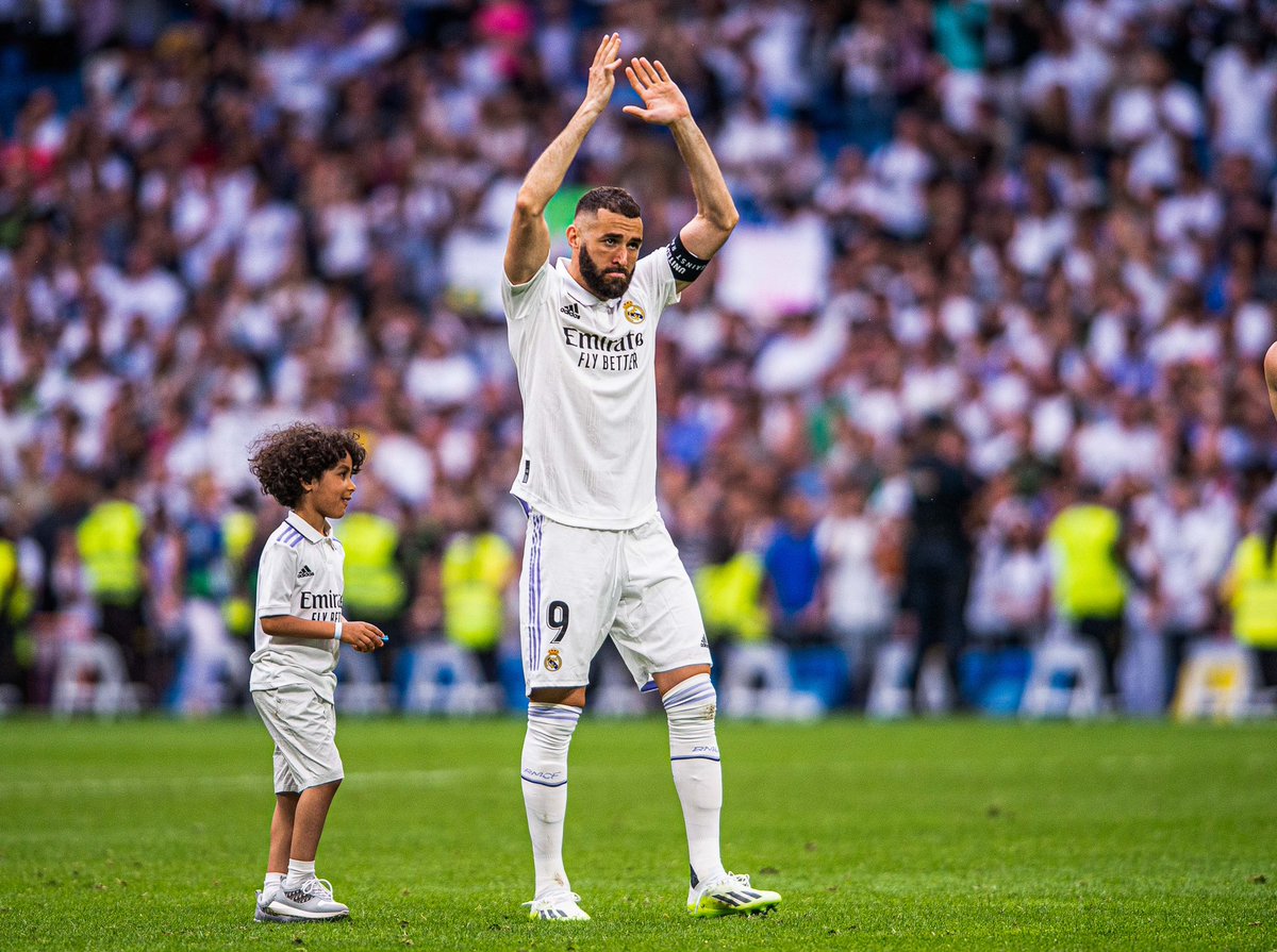 ActuFoot_'s tweet photo. Il y a 1 an jour pour jour, Karim Benzema disputait son dernier match avec le Real Madrid. 😢🤍👋 https://t.co/1pTVoJgIC8