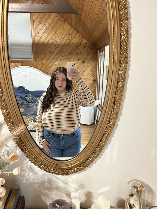 Mirror pics anyone?🪞 btw, there&rsquo;s still some $6 spots left on my site! https://t.co/LLOIWYmXiE