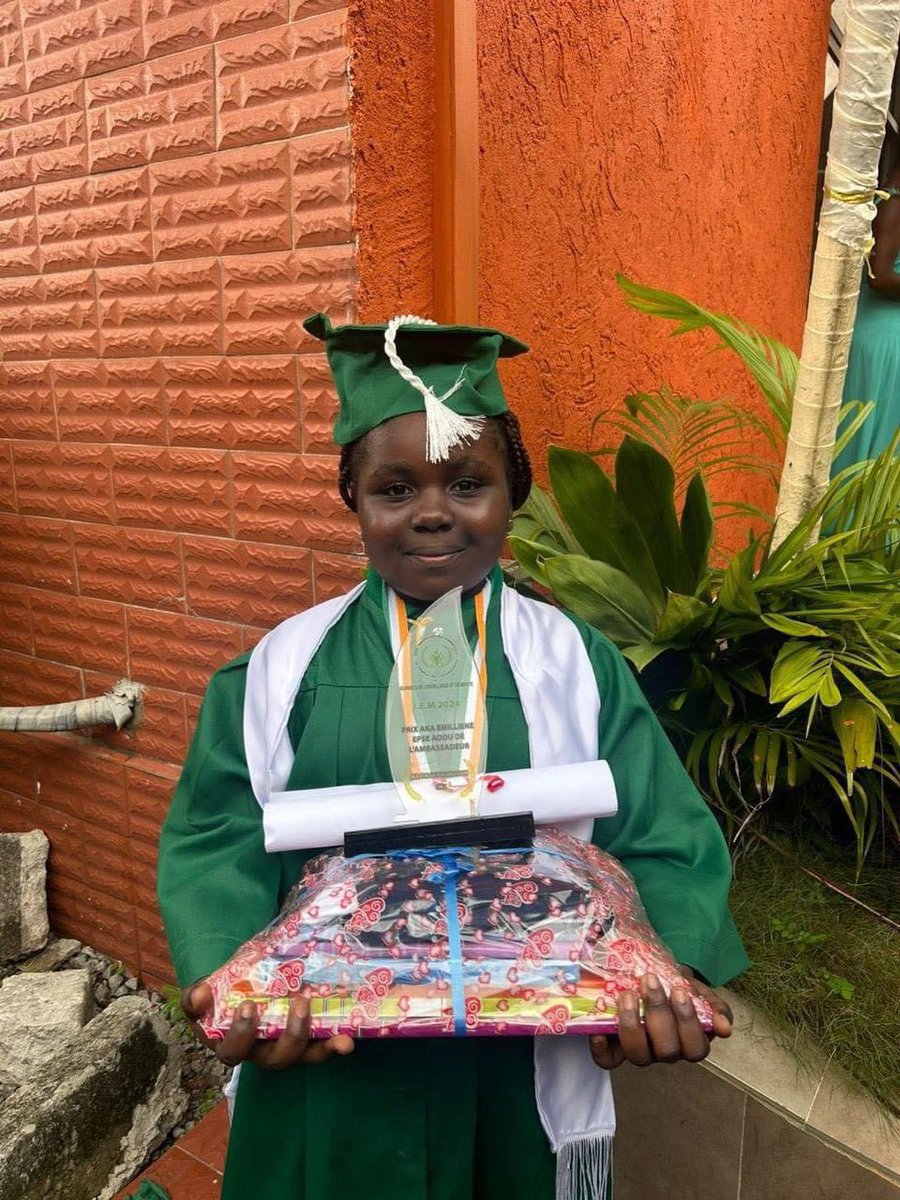 Cotedivoireoff_'s tweet photo. Félicitations à Assoma Grâce Marie , de l'école publique EPP Lauriers 3 et 4 

Elle a obtenu 165,58 points sur 170 avec:
- 20/20 en dictée 
- 50/50 en Maths
- 50/50 en étude du milieu
- 47/50 en Exploitation de texte
Avec une moyenne annuelle de 19,23/20. https://t.co/HYv6bnF9h5