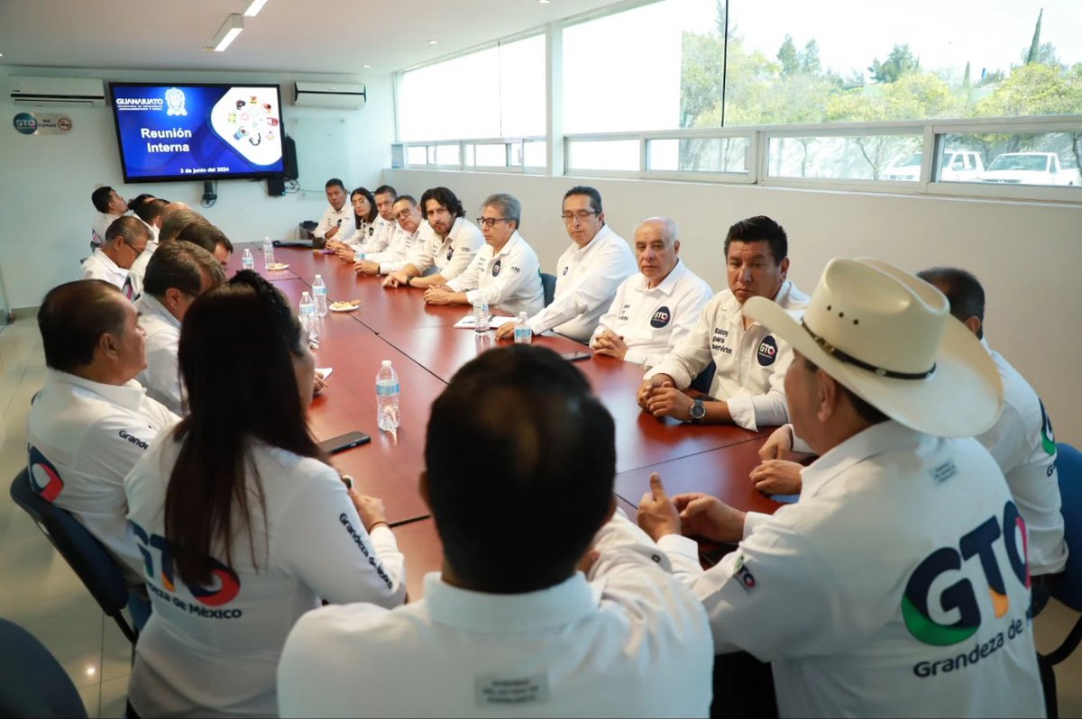 campogobgente's tweet photo. @Paulo_Banuelos encabezó la reunión directiva con el equipo de la #SDAyR, para revisar el avance de los programas de apoyo, que favorecen la productividad agroalimentaria del Estado.
#NuestraGrandezaEstáEnElCampo https://t.co/kRWhlKM5L0