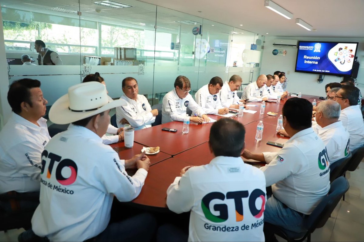campogobgente's tweet photo. @Paulo_Banuelos encabezó la reunión directiva con el equipo de la #SDAyR, para revisar el avance de los programas de apoyo, que favorecen la productividad agroalimentaria del Estado.
#NuestraGrandezaEstáEnElCampo https://t.co/kRWhlKM5L0