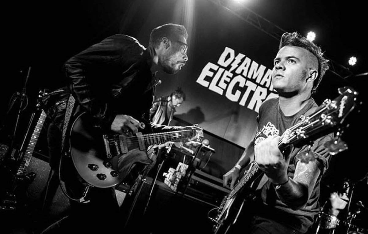 Diamantelectric's tweet photo. 12 años del Diamante Eléctrico.
Hoy hace 12 años empezaba la banda y no nos imaginábamos que íbamos a llegar hasta aquí. Gracias a todas las personas que han hecho parte nuestra historia y a los que acaban de llegar, bienvenidos. https://t.co/76TZvWjt2q