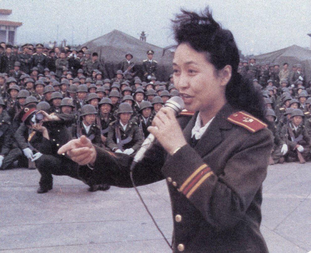 EarthHistoryPix's tweet photo. Chinese singer Peng Liyuan, wife of current President of China Xi Jinping, singing for martial law troops in Beijing in the aftermath of the Tiananmen Square massacre - 1989. From u/vaish7848 https://t.co/nhXJ6RjwBw