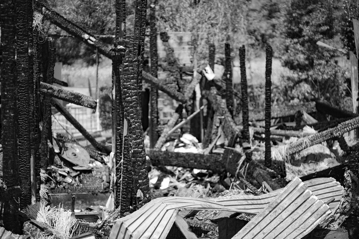 h8zpJue8dZ6vcFf's tweet photo. 「#火事」#廃墟 #美廃墟 #BeautifulRuins #某所 #モノクロ写真 (変換)#SCHNEIDER #映写機用レンズ で撮影。 #求廃墟情報(静岡・長野・愛知) #ファインダー越しの私の世界, #キリトリセカイ, #カメラ好きな人と繋がりたい, #写真好きな人と繋がりたい https://t.co/Vnq2OlGTuR