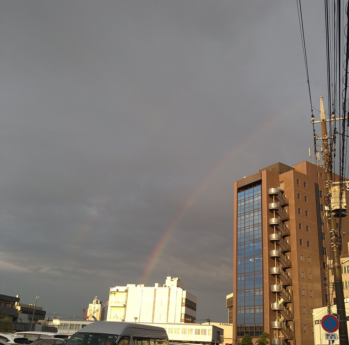 昨日、2重の虹が見れました🙌
何か良いこと有ると良いなと思ってたら、たくちゃんの27万人のお知らせ🎉🎉😆

少し分かりづらい写真ですが、うっすらと外側にもう一つの🌈見えました🌈🌈
#たくおんTV
#27万人おめでとうございます✨