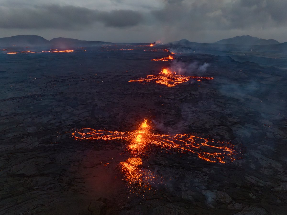 LarryGunner8945's tweet photo. "🌋 Jets of magma shoot from Iceland's newest eruption, prompting evacuations. The fifth outburst since December, it's the most potent yet, forcing 4,000 to flee. Dormant for 800 years, Sundhnukur cra https://t.co/sKo7g1cm4e