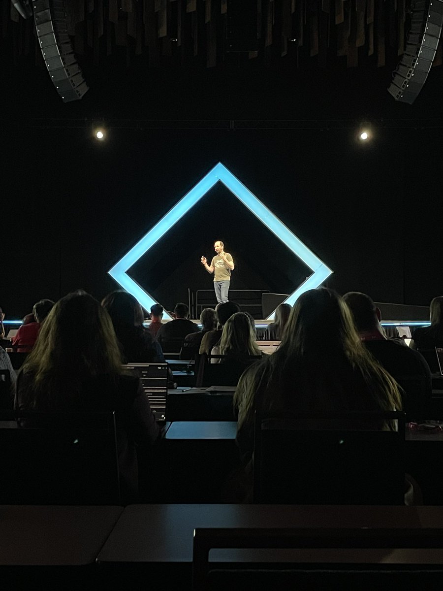 HeyAmyHeath's tweet photo. Dr. Pete Meyers planting ideas in our brains: Google is biased toward brands because people are biased toward brands. 🧠 #mozcon @dr_pete @Moz https://t.co/XAXD53lb3d