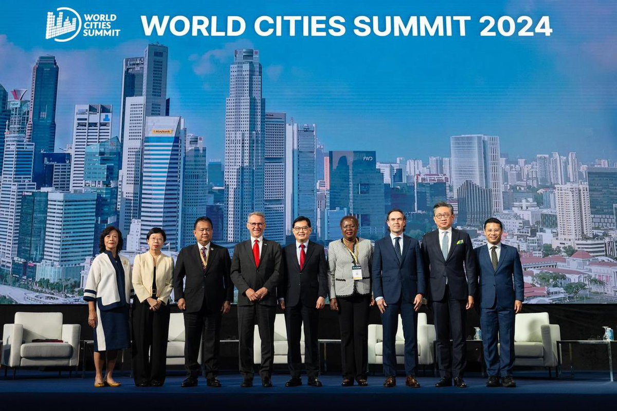 AlcaldiadeMed's tweet photo. Estamos presentes en la Cumbre Mundial de Ciudades en Singapur. Conversamos con líderes, empresarios y expertos sobre sostenibilidad, ciudades inteligentes y creación de espacios urbanos habitables e incluyentes. Estamos comprometidos con llevar a Medellín a un siguiente nivel.🔝 https://t.co/DW6p5YdkyC