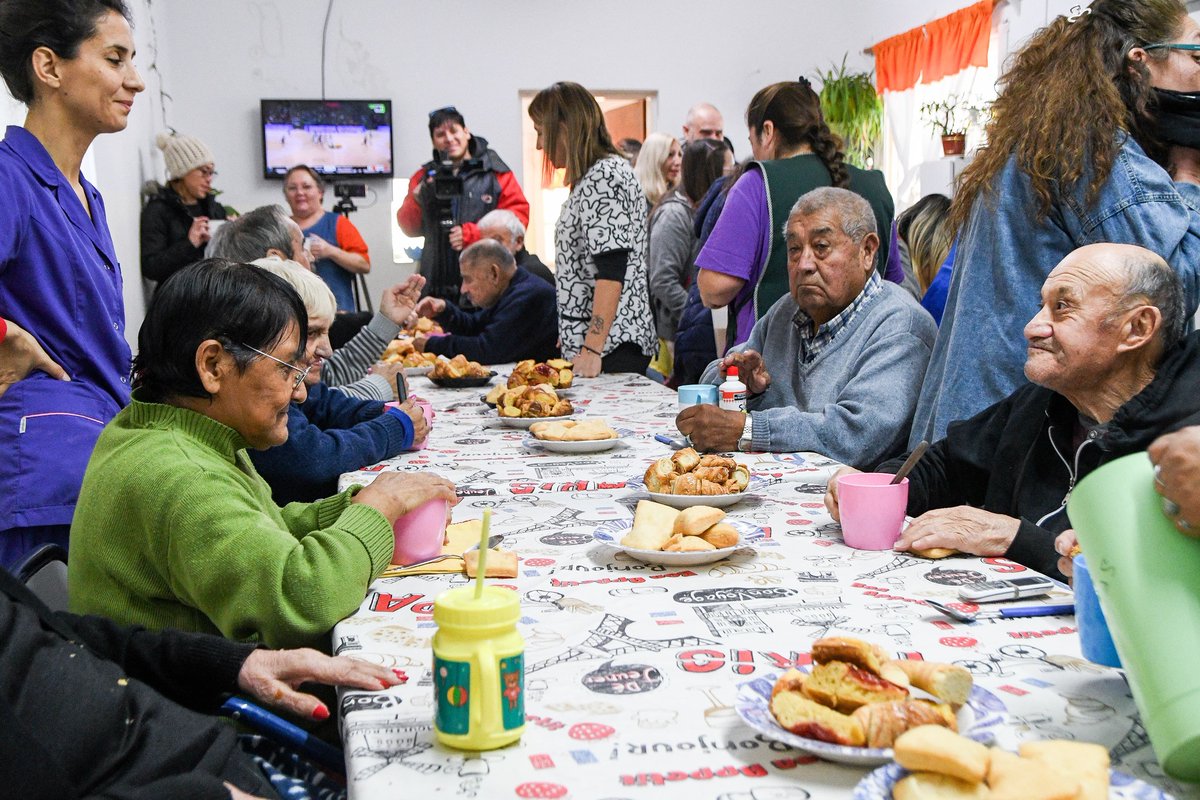 #PuertoMadryn #Sociedad #AdultosMayores

Marta Rivas: “A diario asistimos a 250 personas con alimentos en hogares municipales”
<a href="/robertoneme/">Lic. Roberto Luis Neme</a> <a href="/marta_rivas82/">Marta Rivas</a>

noticiaspmy.com/marta-rivas-a-…