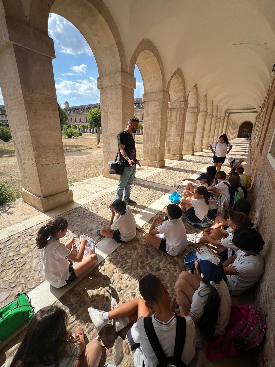 CCsanpascual's tweet photo. Los alumnos de 3º empiezan la semana descubriendo las leyendas más secretas de Aranjuez con la ayuda de @historiasdeuninstante. Todos se han quedado muy emocionados y con ganas de seguir descubriendo más cosas sobre nuestro fantástico municipio. https://t.co/Frcx7yGS6e