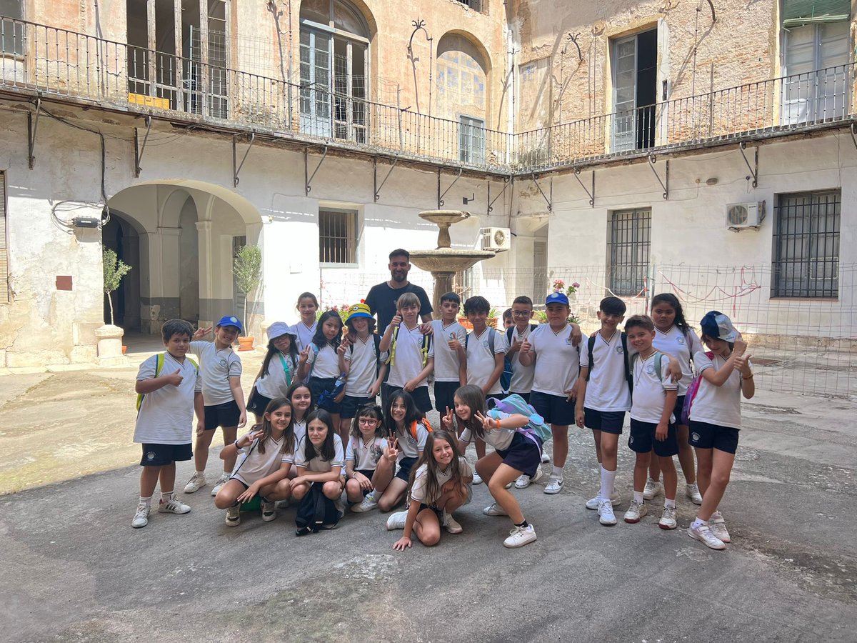 CCsanpascual's tweet photo. Los alumnos de 3º empiezan la semana descubriendo las leyendas más secretas de Aranjuez con la ayuda de @historiasdeuninstante. Todos se han quedado muy emocionados y con ganas de seguir descubriendo más cosas sobre nuestro fantástico municipio. https://t.co/Frcx7yGS6e