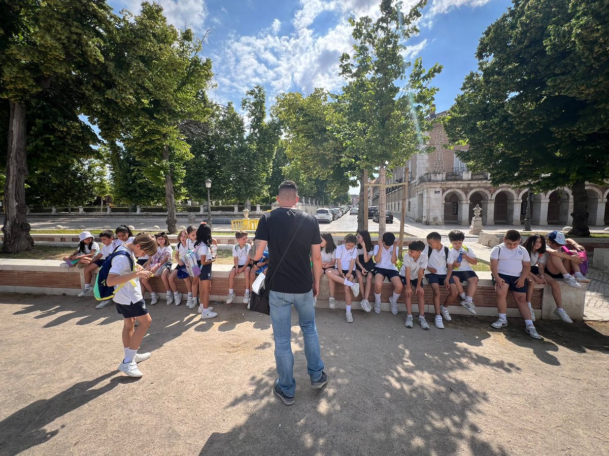 CCsanpascual's tweet photo. Los alumnos de 3º empiezan la semana descubriendo las leyendas más secretas de Aranjuez con la ayuda de @historiasdeuninstante. Todos se han quedado muy emocionados y con ganas de seguir descubriendo más cosas sobre nuestro fantástico municipio. https://t.co/Frcx7yGS6e