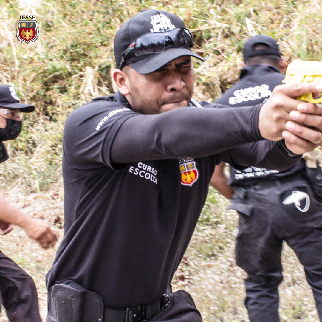 Desliza para ver cómo nuestros estudiantes se preparan arduamente en nuestro curso de Escolta de Seguridad en IESSE. Cada imagen refleja su compromiso y esfuerzo para alcanzar la excelencia en seguridad.
Formamos profesionales con las habilidades y conocimientos necesarios para