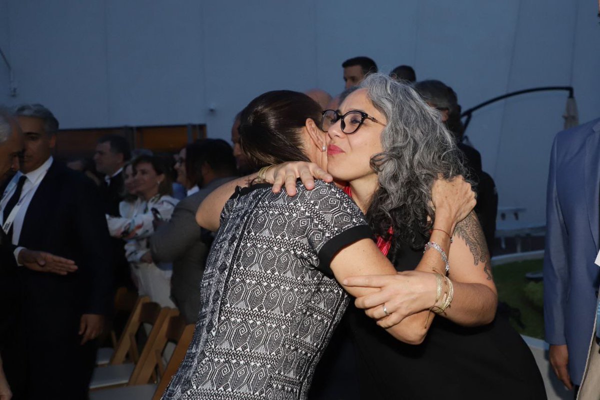 PizarroMariaJo's tweet photo. Es el tiempo de las mujeres en la política. 

Mi abrazo y felicitación a la primera presidenta de México, @Claudiashein. La agenda y los triunfos progresistas crecen en Nuestra América. https://t.co/l6Q6J24C85