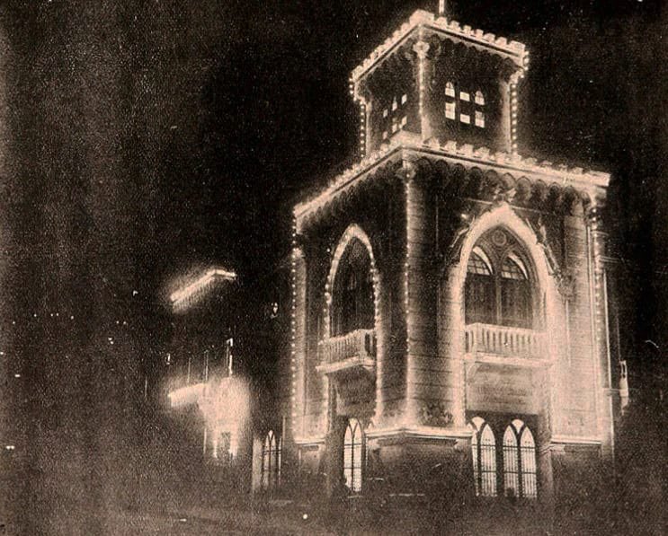 Imagen del edificio del antiguo cuartel de la Sexta Compañía de Bomberos de Valparaíso, "Bomba Cristoforo Colombo" la noche de su inauguración el 4 de junio de 1911.  
Recordada como "La Vecchia Casona", fue demolida en 1971.

<a href="/ValeriaBiagiott/">Valeria Biagiotti</a> <a href="/ItalyinChile/">Italy in Chile</a> <a href="/Consiglio_1923/">Consiglio Valparaíso 🇨🇱🇮🇹</a>