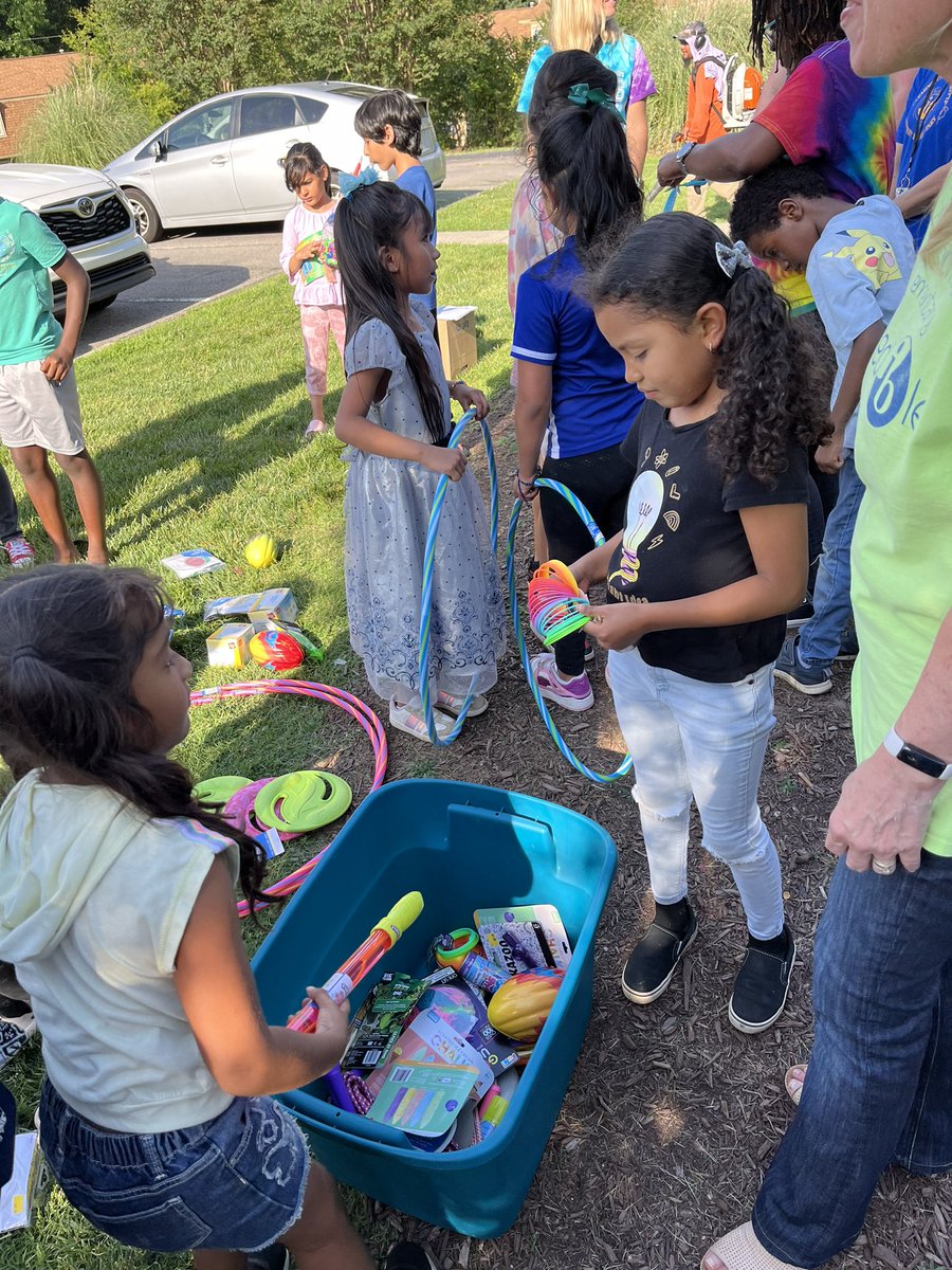 FWESIBPYP's tweet photo. Love taking FWES on the road to our students and families…. Books, summer fun items and popsicles! Along with supply lists and calendars for the grown ups! #fweslearningbyheart❤️ https://t.co/u4Q486gyrb