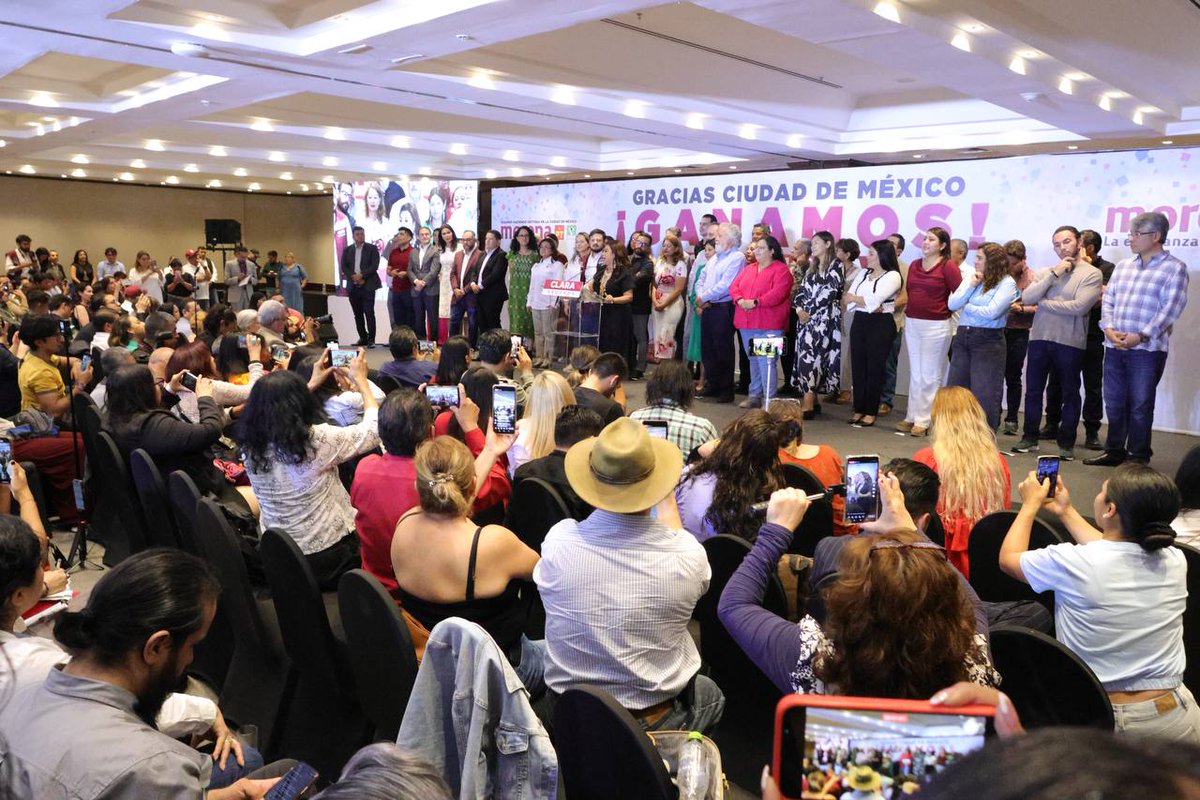 ClaraBrugadaM's tweet photo. Agradezco al pueblo de la Ciudad de México que le dio el triunfo a nuestro Movimiento en la Jefatura de Gobierno, 11 alcaldías, 27 diputaciones locales y 19 federales. 

Junto a nuestra próxima presidenta, la Dra. @Claudiashein, comenzaremos una nueva etapa de reconciliación y trabajo, porque gobernaremos para todas y todos sin distinción.

#ClaraJefaDeGobierno