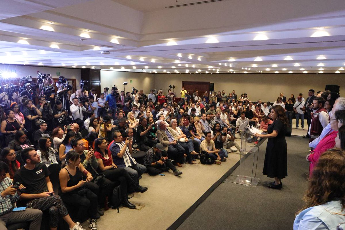 ClaraBrugadaM's tweet photo. Agradezco al pueblo de la Ciudad de México que le dio el triunfo a nuestro Movimiento en la Jefatura de Gobierno, 11 alcaldías, 27 diputaciones locales y 19 federales. 

Junto a nuestra próxima presidenta, la Dra. @Claudiashein, comenzaremos una nueva etapa de reconciliación y trabajo, porque gobernaremos para todas y todos sin distinción.

#ClaraJefaDeGobierno