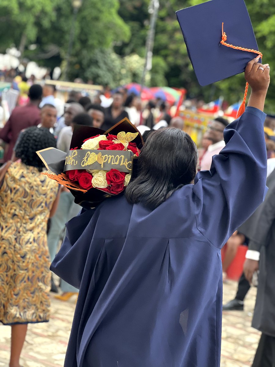 MamaOkap's tweet photo. M te rankontrel sou twitter en 2020, se yon moun kem te toujou renmen, ebyen jodia li se marenn graduation m, zanmi rezo sosyo pat janm pwoblèm nou just tonbe sou move moun yo, merci marenn Dada💖💖 https://t.co/WQpMKbr45L