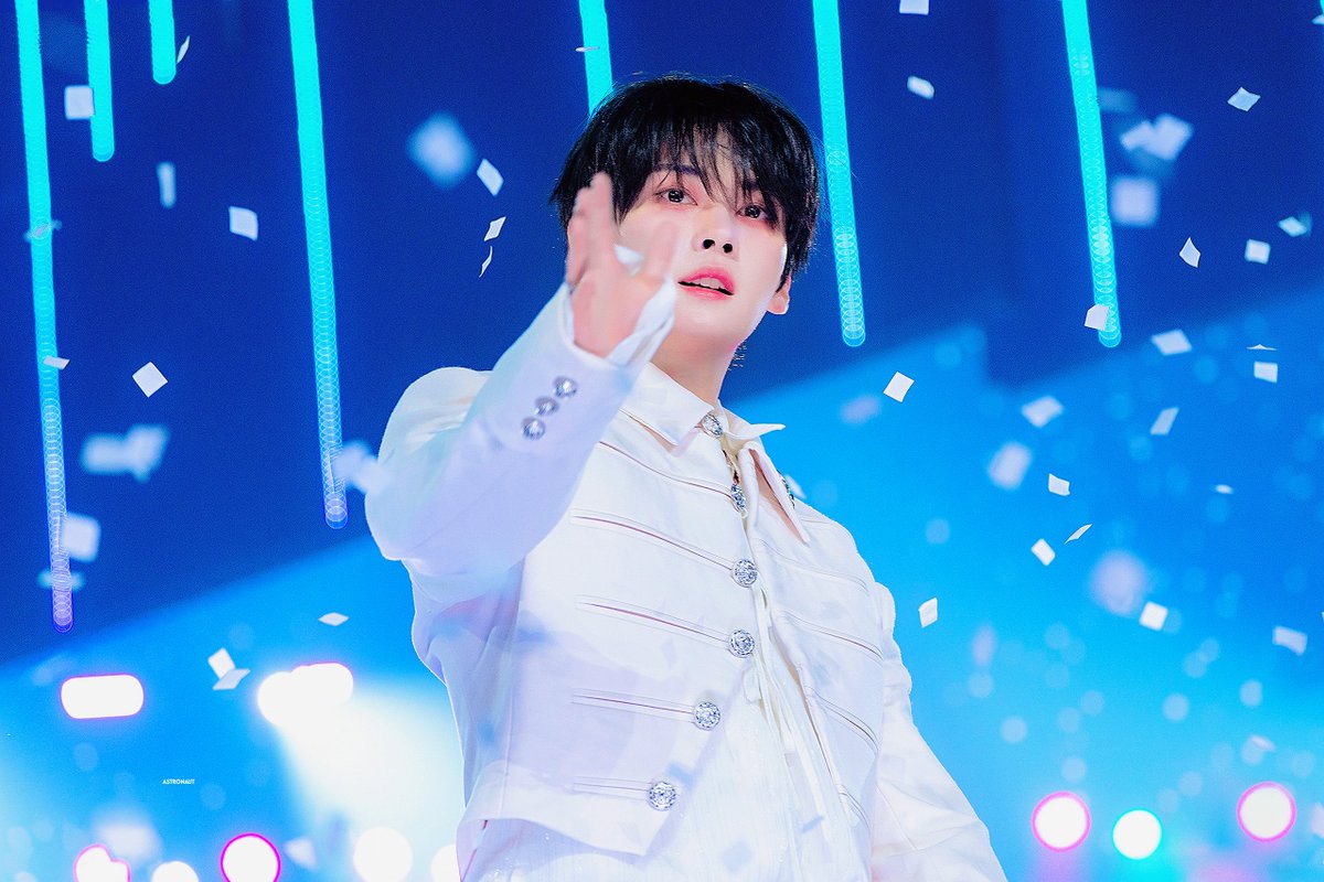 1025gif's tweet photo. 🤍🫧

#리노 #LEEKNOW https://t.co/YpOC5T6FyD