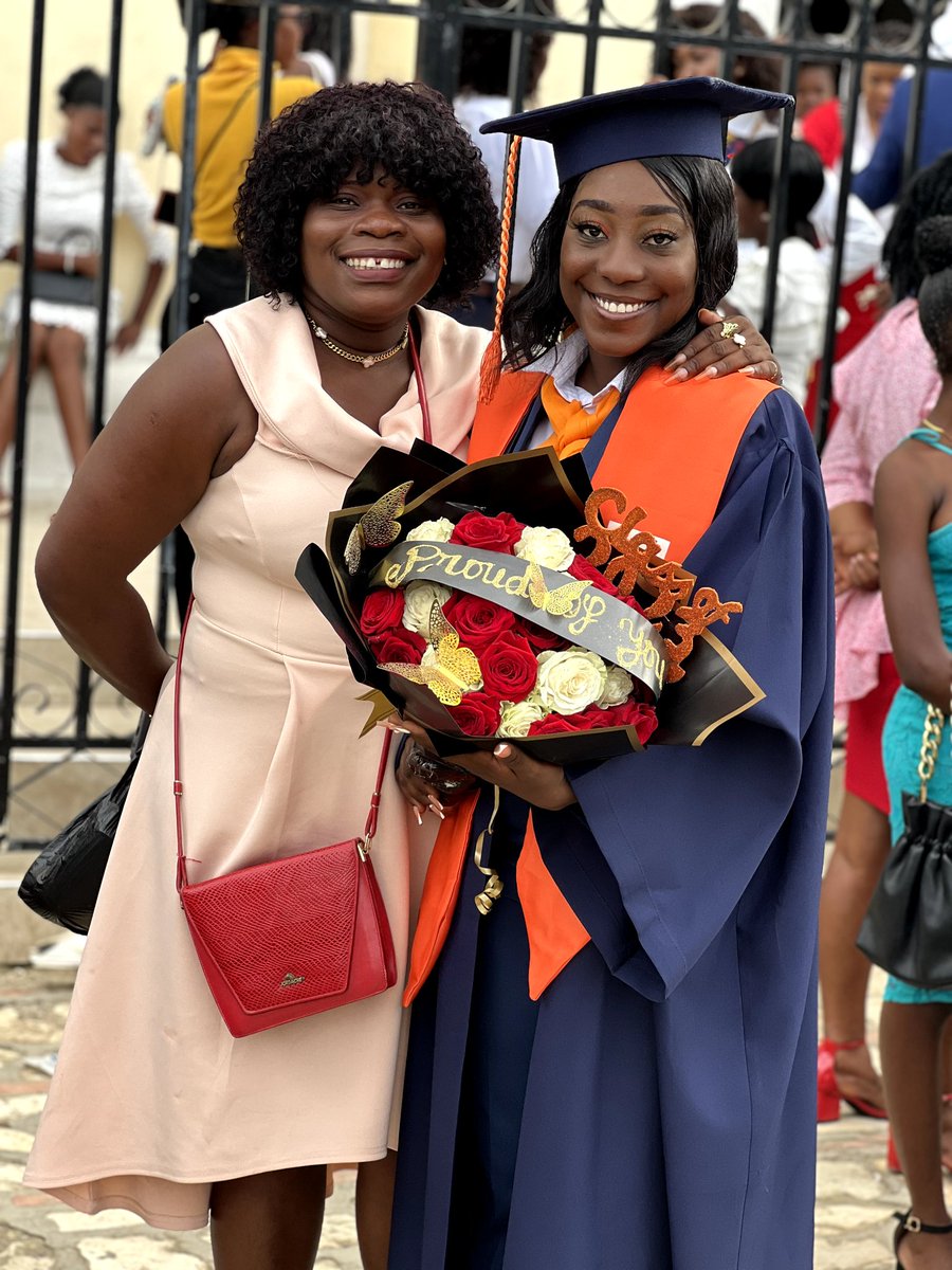 MamaOkap's tweet photo. M te rankontrel sou twitter en 2020, se yon moun kem te toujou renmen, ebyen jodia li se marenn graduation m, zanmi rezo sosyo pat janm pwoblèm nou just tonbe sou move moun yo, merci marenn Dada💖💖 https://t.co/WQpMKbr45L