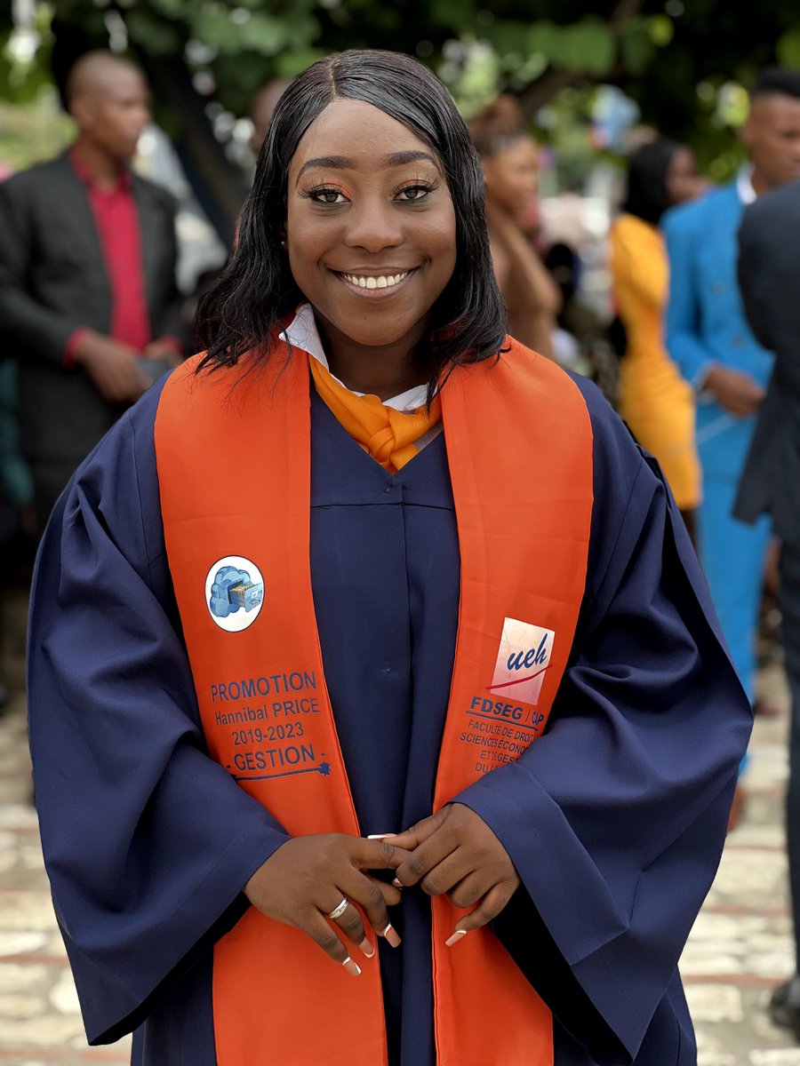 MamaOkap's tweet photo. M te rankontrel sou twitter en 2020, se yon moun kem te toujou renmen, ebyen jodia li se marenn graduation m, zanmi rezo sosyo pat janm pwoblèm nou just tonbe sou move moun yo, merci marenn Dada💖💖 https://t.co/WQpMKbr45L