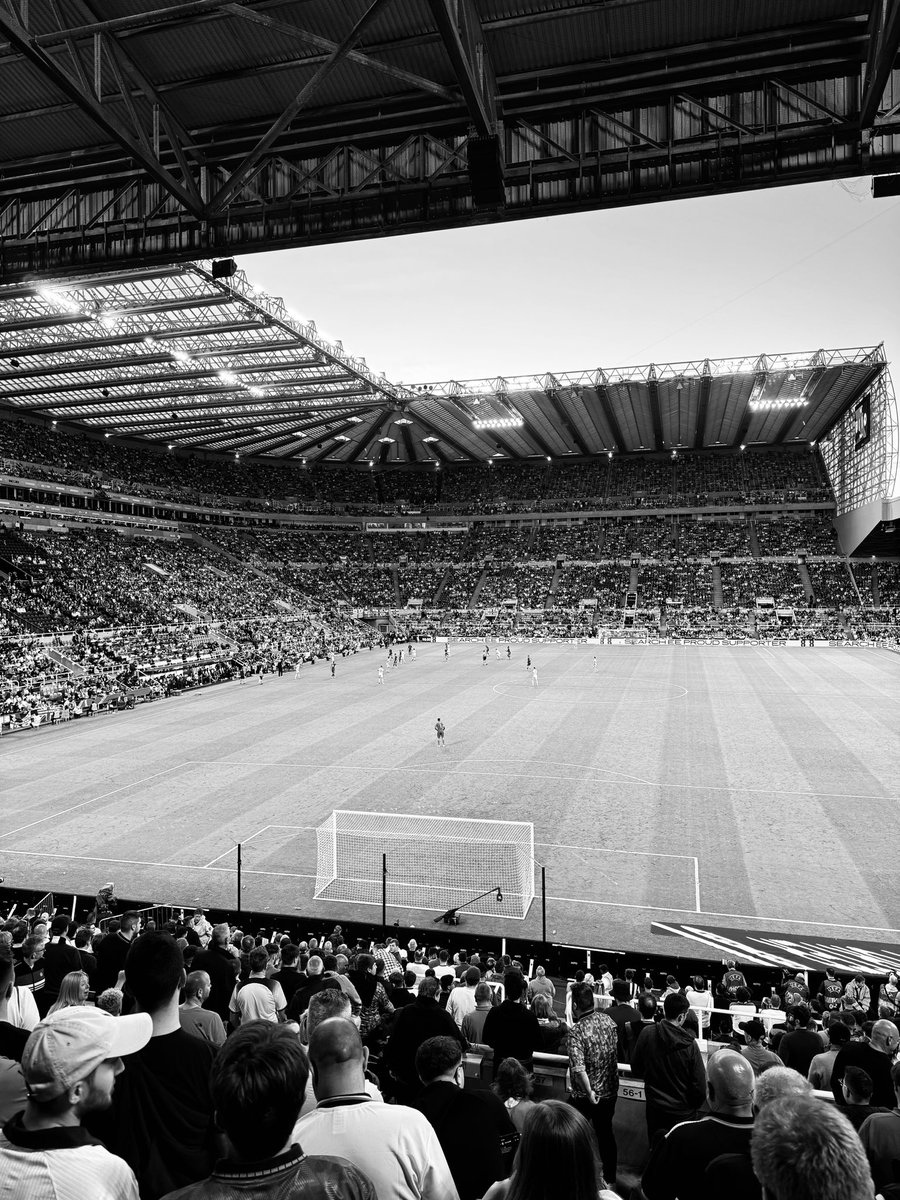 davidwt1997's tweet photo. Great night up at St. James’ tonight. Thought the atmosphere was much better, and some good performances from those vying to get in the squad. Wharton, Eze, Konsa and Bowen the standouts for me. Onto Iceland at Wembley on Friday!
🦁🦁🦁
#England #ENGBIH https://t.co/jfix70QQtj