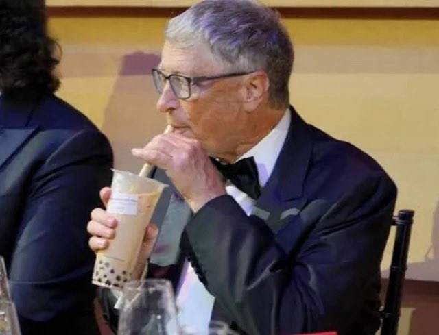mrsdowjones's tweet photo. when ur the third richest man in the world but boba was on sale and a deal’s a deal https://t.co/Zv4Vqao1R4
