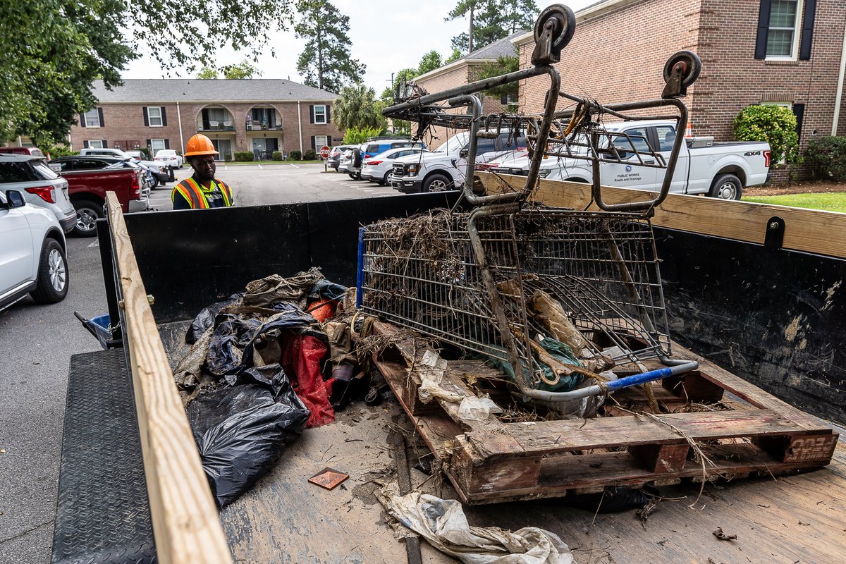 RichlandSC's tweet image. Today, #RichlandCountySC Public Works + Councilman Don Weaver (District 6) got down and dirty for a community cleanup🚮 off Lakeshore Drive in Columbia. The crew helped clean out a problematic ditch where trash and debris had accumulated.

#WasteRemoval #CommunityCleanup